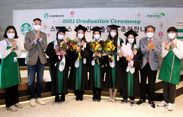 스타벅스커피 코리아(대표 송호섭, 왼쪽 두번째)은 초록우산 어린이재단(회장 이제훈, 오른쪽 두번째)과 함께 지난 10일 서울 중구에 위치한 스타벅스 지원센터에서 스타벅스 청년인재 3기 졸업생 6명을 축하하는 졸업식을 진행했다.