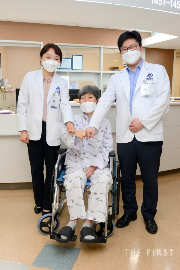 퇴원 전 의료진과 환자. (사진=세브란스)