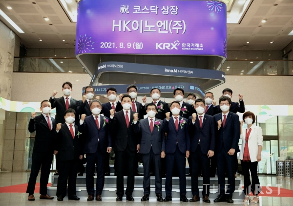 바이오헬스기업 inno.N(HK이노엔)코스닥 시장 상장을 기념하며 주요 임직원들이 한국거래소에서 사진을 찍고 있다. 한국콜마홀딩스 윤상현 부회장(앞줄 왼쪽 네번째), inno.N 강석희 사장(앞줄 왼쪽 다섯번째), 한국콜마 안병준 사장(앞줄 왼쪽 세번째), 한국콜마홀딩스 김병묵 사장(앞줄 오른쪽 네번째)