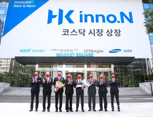 사진2. 바이오헬스기업 inno.N(HK이노엔)코스닥 시장 상장을 기념하며 주요 경영진과 관계자들이 한국거래소에서 사진을 찍고 있다. (왼쪽부터) 삼성증권 장석훈 사장, 제이피모간증권회사 박태진 대표, 한국콜마홀딩스 윤상현 부회장, 한국거래소 손병두 이사장, inno.N 강석희 사장, 한국투자증권 정일문 사장,한국거래소 홍순욱 코스닥시장본부장, 한국거래소 김기경 코스닥시장본부 상무.