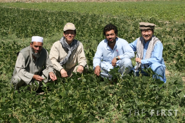 제33회 아산상 사회봉사상 권순영 대표(왼쪽에서 두 번째)가 아프가니스탄 콩 농장에서 현지 농부들과 함께 기념 촬영을 하고 있다.