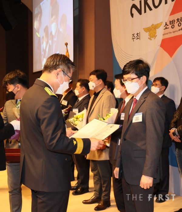 김성화 공장장(오른쪽)이 ‘제 20회 대한민국 안전대상’을 수상하는모습