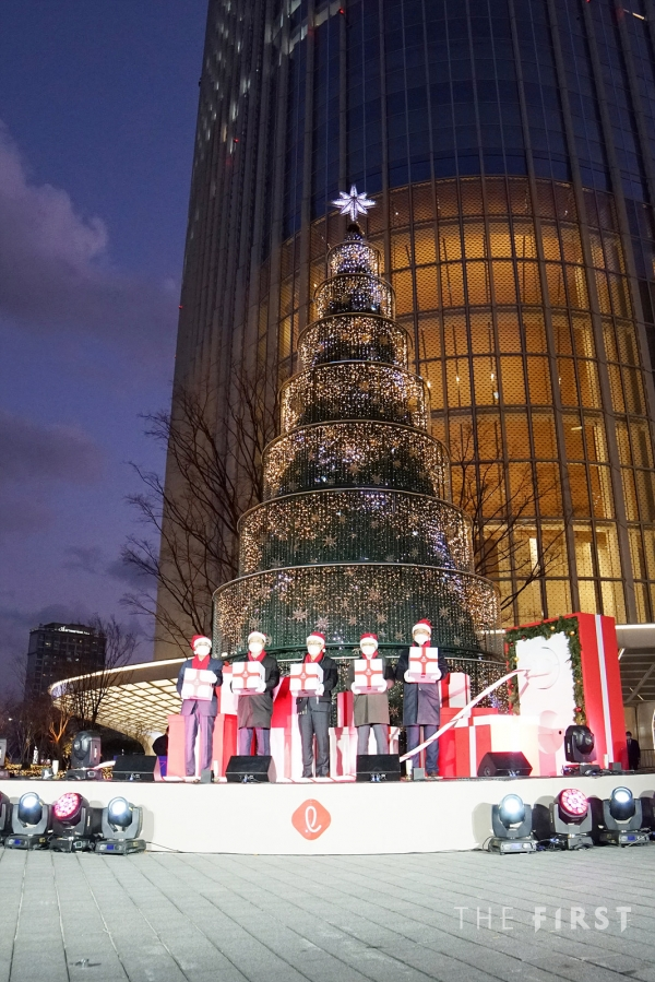 롯데월드타워, 3만여 크리스털로 장식한 크리스마스 트리 점등식  진행