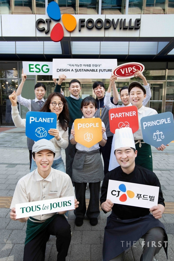 ▲ CJ푸드빌 김찬호 대표이사(왼쪽 네 번째)가 서울시 중구 CJ푸드빌 본사 앞에서 직원들과 포즈를 취하고 있다. CJ푸드빌은 ‘ESG 경영 선포식’을 열고 ESG 기반 경영전략 실행과 사업구조 혁신을 가속화한다고 2일 밝혔다.