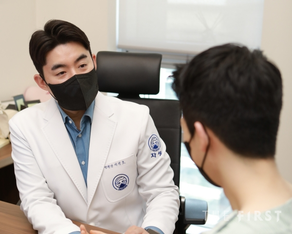 자생한방병원 김두리 한의사가 척추질환 환자의 진료를 보고 있다.