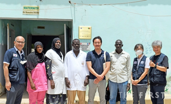 세네갈 중부지역 모자보건체계 강화사업단과 코이카가 의료기자재를 전달했다