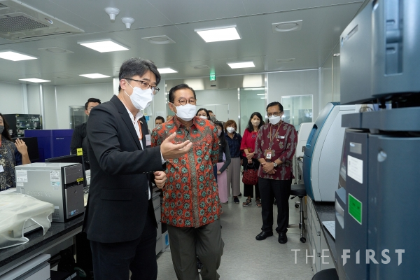 간디 술리스티얀토 주한 인도네시아 대사가 이영진 대웅제약 세포치료센터장에게 바이오 연구실에 대한 설명을 듣고 있다