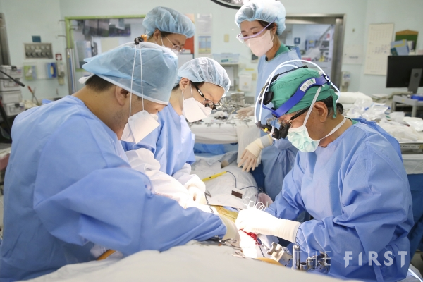 서울아산병원, 30년간 8천 번의 간이식··· “수많은 의료진이 ‘원 팀’이 되어 절체절명 환자 살리고자 혼신 다해”
