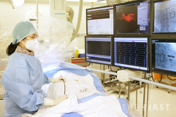 서울아산병원 심장내과 차명진 교수가 부정맥 환자에게 초소형 무선 심박동기 삽입 시술을 하고있다