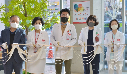 에이치플러스 양지병원 ‘따맘트리’ 오픈식에서 김상일 병원장(사진 중앙)이 관계자들과 테이프 커팅을 하고 있다.