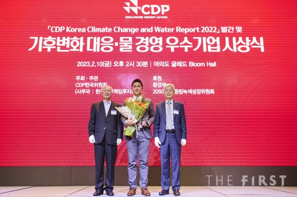 KT&G가 CDP(탄소정보공개프로젝트)로부터 기후변화 대응, 수자원 관리 부문 우수기업(Leadership 등급)으로 선정됐다. 사진은 지난 10일 여의도 글래드 호텔에서 열린 ‘CDP Korea Awards’에서 윤영찬 KT&G 전략기획실장(가운데)이 기념촬영을 하고 있는 모습