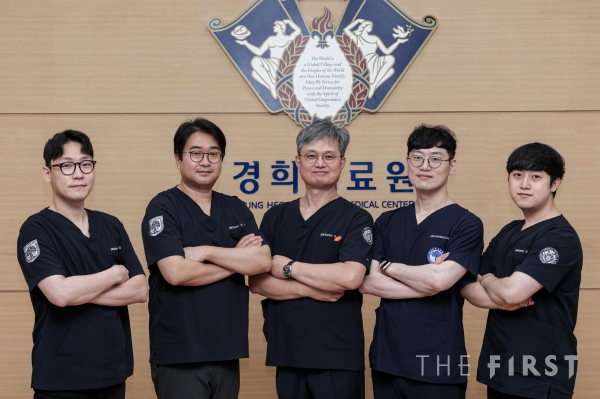 경희의료원 정형외과 척추팀 단체사진(좌측 2번째 이기영 교수, 3번째 이정희 교수)
