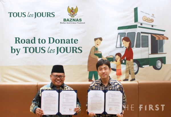 CJ푸드빌이 16일 인도네시아 기부기관 바즈나스(BAZNAS)와 빵 기부 협약을 체결했다. CJ푸드빌 정수원 인니 법인장과 바즈나스(BAZNAS) 아리핀 부청장이 기념촬영을 하고 있다.