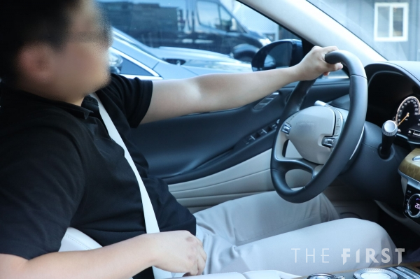 한 손으로 운전대를 잡고 비스듬한 자세로 운전하면 ‘부정렬증후군’ 발생 위험이 커진다