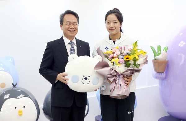 신한금융, 아시안게임 탁구 금메달리스트 신유빈 선수에 포상금 전달