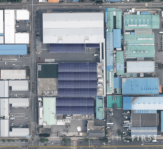 엘지유니참 구미공장 위성사진(파란색으로 덮인 부분이 태양광 발전 패널