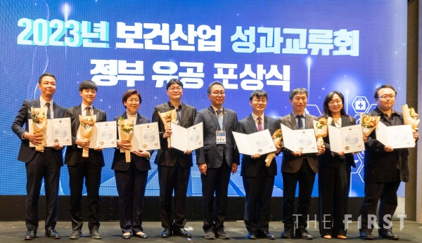 보건복지부장관상을 수상한 송태진 교수(왼쪽에서 네 번째)
