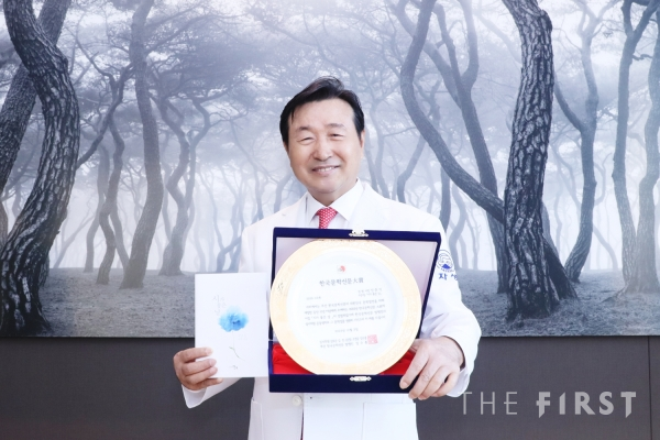 자생한방병원 설립자 신준식 박사가 2023년 한국국보문인협회 문학대상을 수상한 후 기념사진을 촬영하고 있다