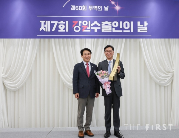 휴젤 한선호 대표집행임원(右)이 김진태 강원특별자치도지사(左)로부터 '7천만불 수출의 탑' 상패를 수여 받았다.