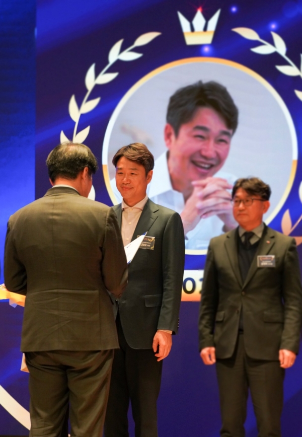 김태욱 아이패밀리에스씨 회장, ‘2023년 한국유통대상’ 산업통상자원부 장관 표창 수상