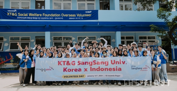 대학생 해외봉사단 '상상위더스'가 인도네시아 현지 대학생들과 진행한 연합봉사 기념사진