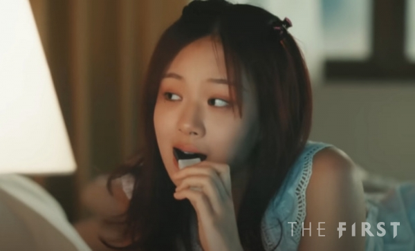 ‘밤양갱’ 뮤직비디오 속 비비가 밤양갱을 한입 베어 물고 있다. (출처 유튜브 채널 ‘BIBI’)
