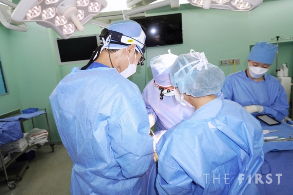 남인철 가톨릭대 인천성모병원 이비인후과 교수(왼쪽 두 번째)가 동종 성체줄기세포 기반 3D 바이오프린팅 인공 기관 이식수술을 하고 있다.