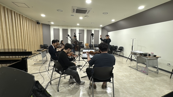 ‘게임 음악 산업의 이해와 레코딩 콘텐츠 제작 시범 워크샵’에서 녹음 작업을 진행하는 모습