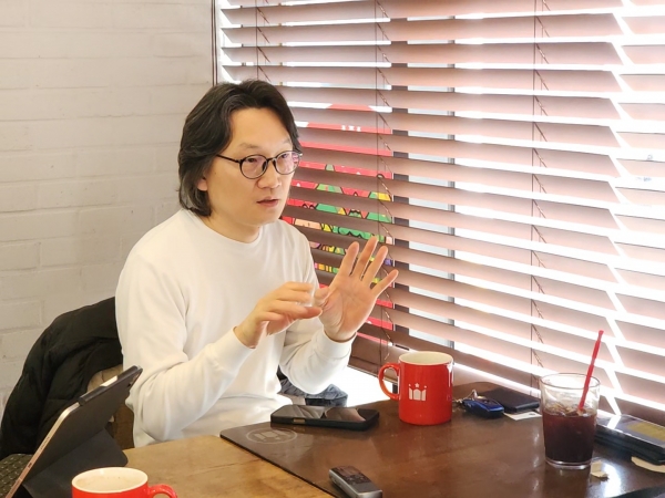 인터뷰를 진행하고 있는 김준 작가