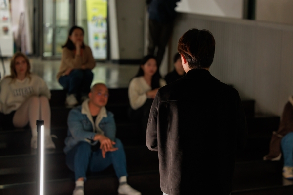 관객들에게 TRPG: TRPG’ 작품에 대해 설명하고 있는 이광현(뒷모습) 작가