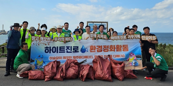 하이트진로, 6년째 제주 바다 지킨다... 닭머르해안서 환경정화