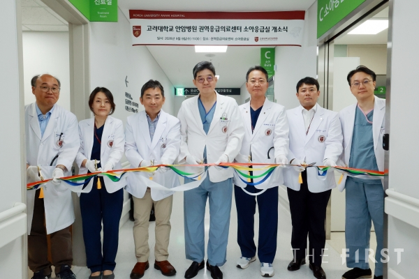 (좌측부터) 한갑수 응급의학과장, 김수진 권역응급의료센터장, 이영준 소아청소년과장, 한승범 병원장, 이성우 진료부원장, 김성하 응급의학과 교수, 강석호 기획실장