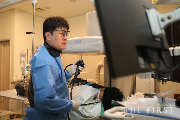 일산백병원 소화기내과 이태승 교수 ERCP 시술장면_ERCP(내시경 역행성 담췌관 조영술)는 내시경과 조영제를 이용해 담관과 췌관의 상태를 진단하고 치료하는 시술이다