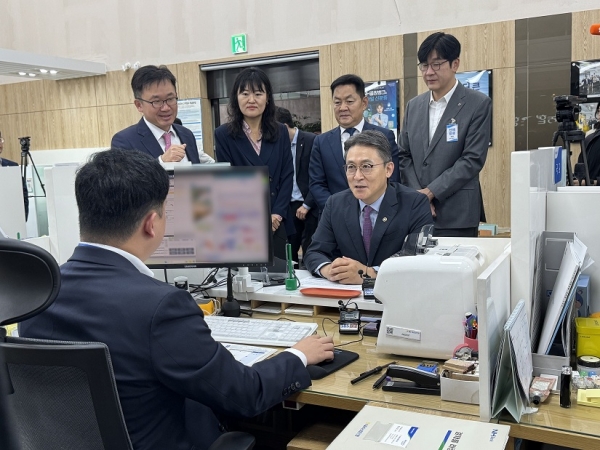 권대영 금융위 부위원장, 농협은행서 ‘2차 국민성장펀드’ 직접 가입
