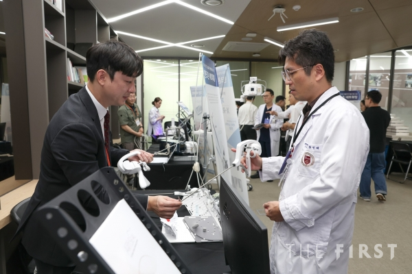 ▲핸즈온 네트워킹 행사에서 고려대 안산병원 의생명연구센터 황인태 교수가 다관절 수술기구를 체험하고 있다