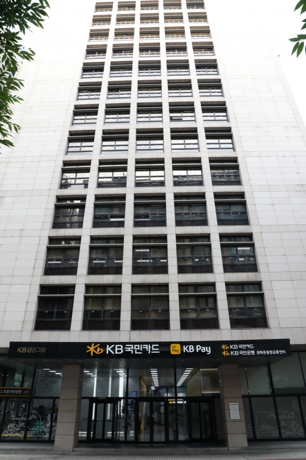 KB국민카드, 취약노인 380명에 식생활용품·반려식물 지원