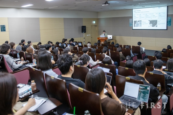 서울아산병원 영상의학과 김경원 교수가 1일 아산생명과학연구원에서 개최된 AI의료영상 바이오마커 심포지엄에서 AI 의료영상 기술을 소개하고있다