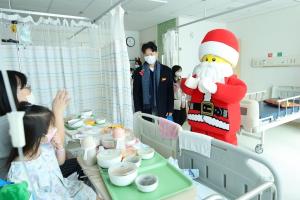 레고랜드 코리아, 어린이병원 찾아 따뜻한 크리스마스 선물 전달